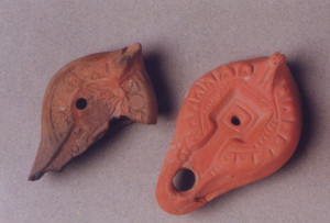 Τμήμα λύχνου με ανάγλυφη παράσταση αιγόκερου 4ος-5ος αι. μ.Χ.  και ρωμαϊκός λύχνος με ανάγλυφη διακόσμηση.