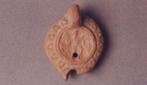 Ακέραιο ρωμαϊκό λυχνάρι με ανάγλυφη παράσταση ερωτικής σκηνής,  2ος-4ος αι. μ.Χ., χώρος IVα, Μουσείο Παλαιόπολης-Mon Repos.